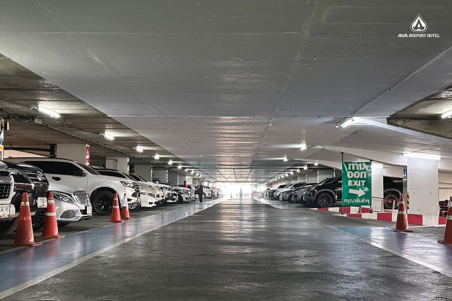 Asia Airport Hotel : ลานจอดรถ