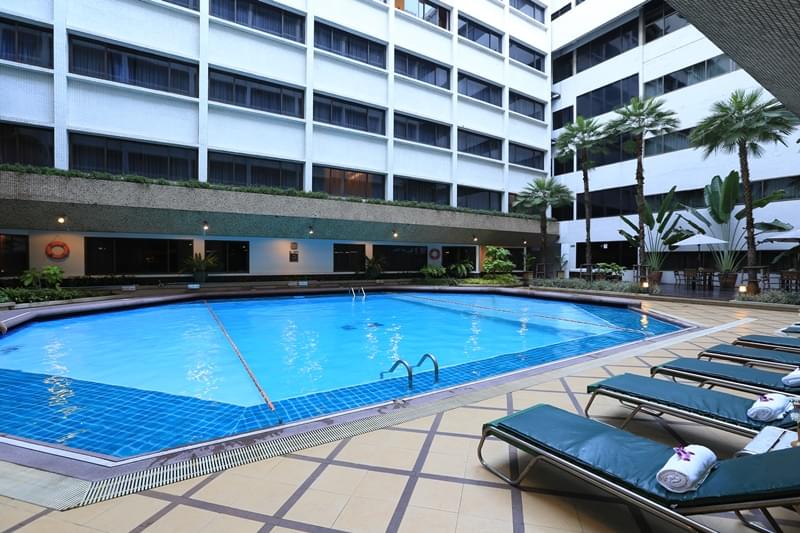 曼谷亚洲酒店 : 两个游泳池